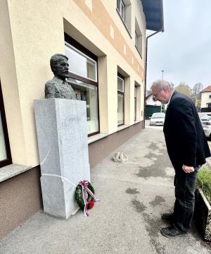 ŽUPAN OB 95-LETNICI ROJSTVA POLOŽIL VENEC PRED SPOMENIK VELIKEMU...